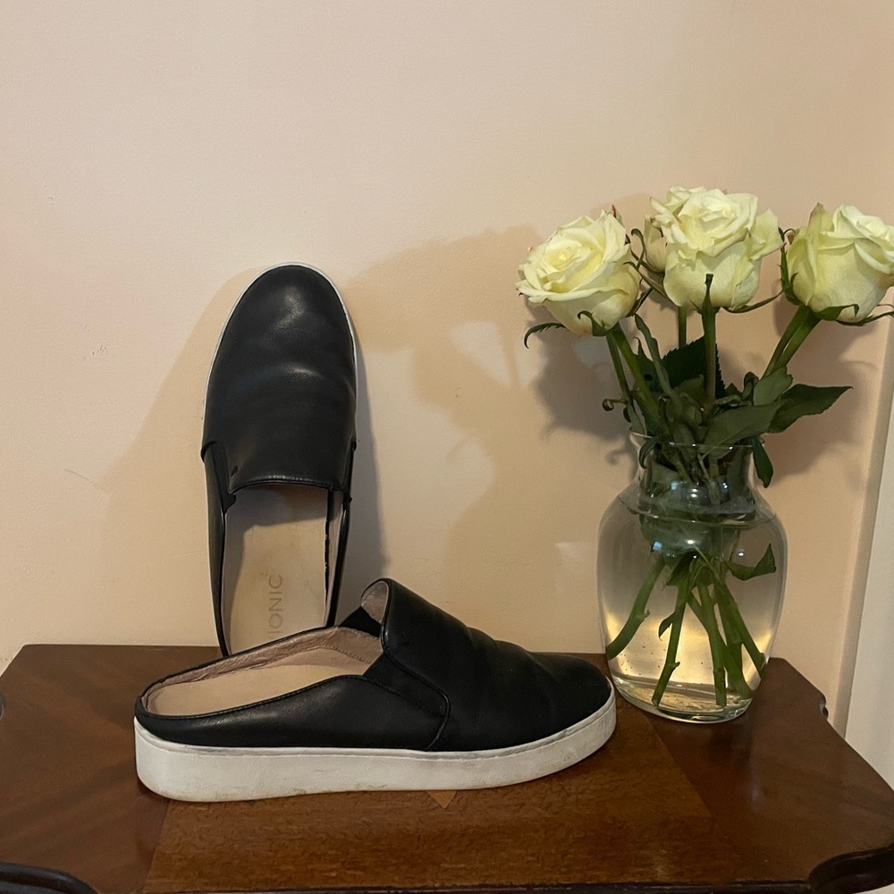Vionic 9 Black Leather Sneaker Slides